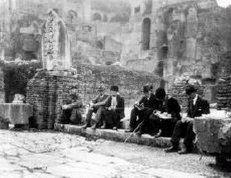Forum Romanum 1928. Fra Venstre: Johannes V. Jensen, Johannes Larsen, Else Jensen, Peter og Elise Hansen samt Hartvig Frisch. -Foto: Det Kongelige Bibliotek 
