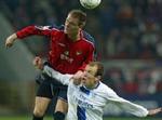 Robben (hvid) blev matchvinder for Chelsea i Moskva. Her taber han en luftduel til CSKA's Krasic. - Foto: AP 