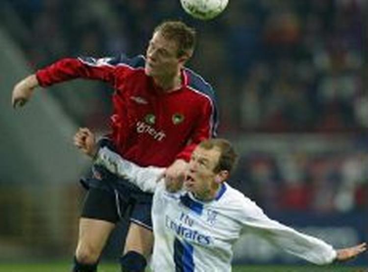 Robben (hvid) blev matchvinder for Chelsea i Moskva. Her taber han en luftduel til CSKA's Krasic. - Foto: AP 