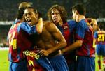 Ronaldinho omringet af ellevilde holdkammerater efter det smukke sejrsmål. - Foto: AP 