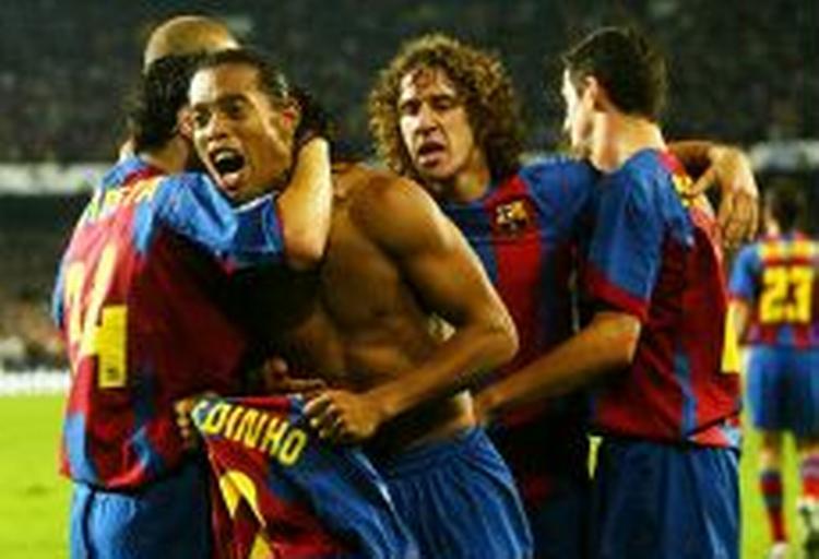 Ronaldinho omringet af ellevilde holdkammerater efter det smukke sejrsmål. - Foto: AP 