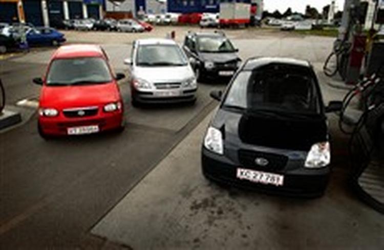 Ved standeren Kia Picanto. På rad og række: Suzuki Alto (den røde), Hyundai Getz og Fiat Panda. Foto: Jens Dresling 
