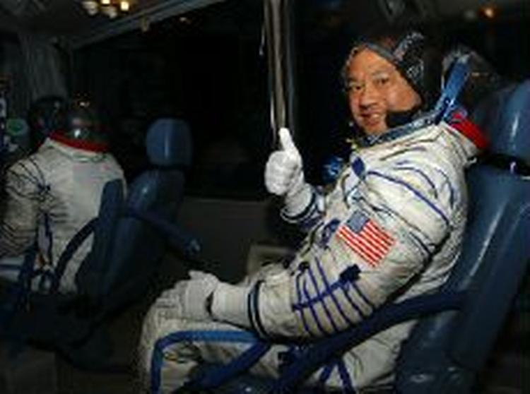 Den amerikanske astronaut Leroy Chiao er den første, der har stemt ved et amerikansk præsidentvalg fra rummet. - Arkivfoto: AP 