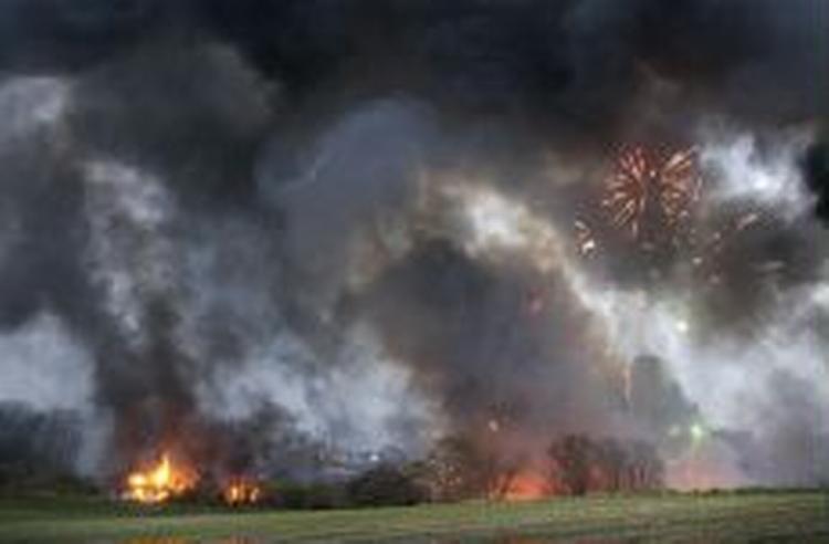 Fabrikken er til aften omgivet af flammer, mens der stadig lyder mindre eksplosioner. - Foto: Uffe Kongsted 