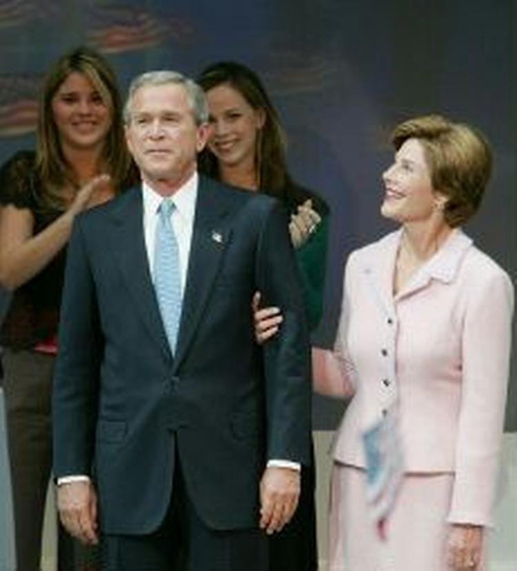 George W. Bush blev mødt af gjaldende klapsalver, der han gik på talerstolen. Foto: AP 
