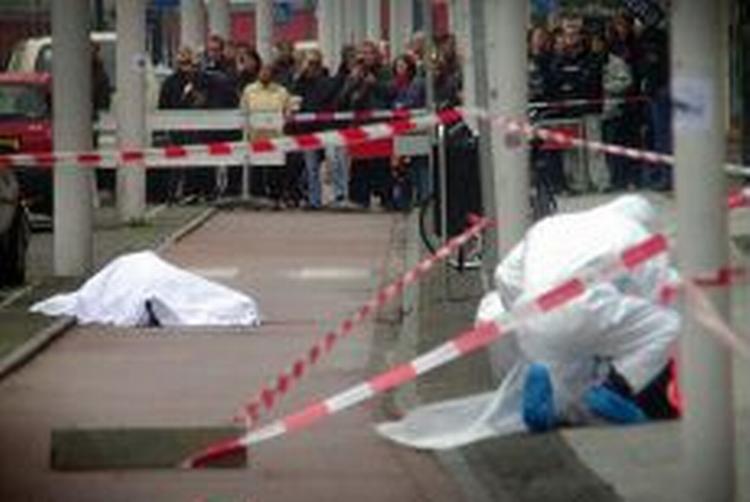 Den kontroversielle filminstruktør Theo van Gogh blev henrettet på åben gade i Amsterdam. - Foto: AP 