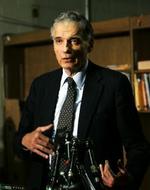 Ralph Nader taler på en pressekonference på valgdagen. - Foto: AP 