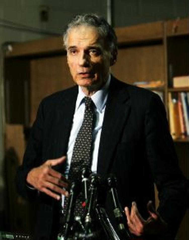 Ralph Nader taler på en pressekonference på valgdagen. - Foto: AP 