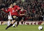 Van Nistelrooy scorer til 2-0 på et hjemmebanestraffe midt i første halvleg. - Foto: AP 