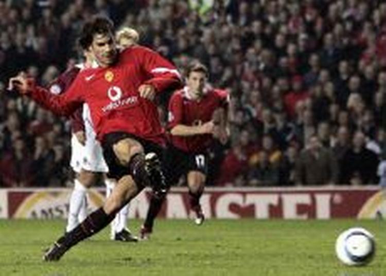 Van Nistelrooy scorer til 2-0 på et hjemmebanestraffe midt i første halvleg. - Foto: AP 