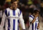 Slukørede La Coruna-spillere forlader hjemmebanen La Riazor efter 0-1 mod Liverpool. - Foto: AP 