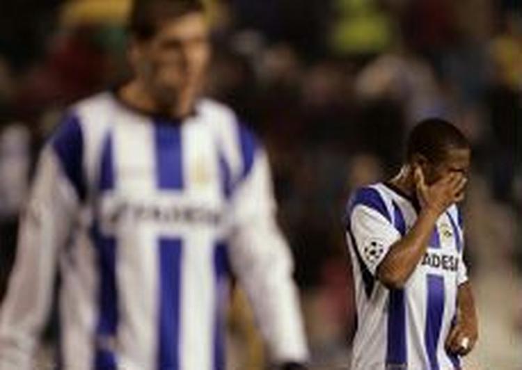 Slukørede La Coruna-spillere forlader hjemmebanen La Riazor efter 0-1 mod Liverpool. - Foto: AP 