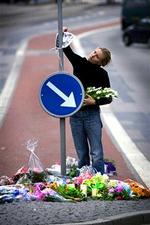 Mange har lagt blomster det sted i Brønshøj, hvor to unge og et ufødt barn blev slået ihjel af en hensynsløs og fartgal bilist. - Foto: Jens Dresling 