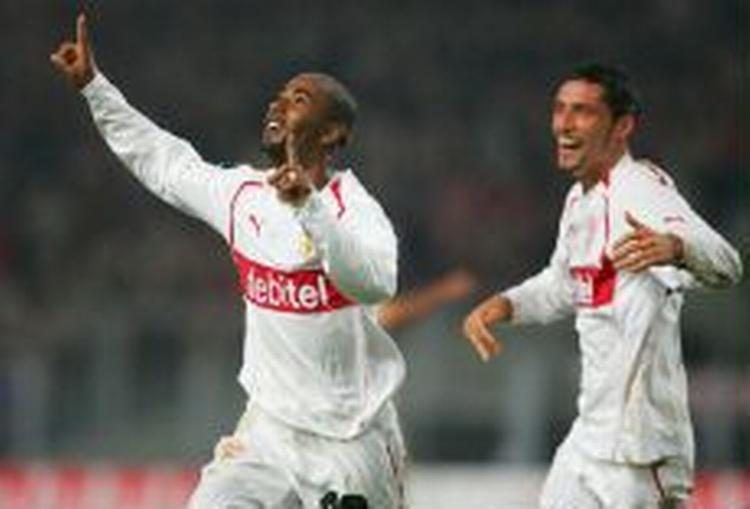 Cacau jubler efter at have bragt Stuttgart foran i UEFA Cup-kampen mod Benfica. - Foto: AP 