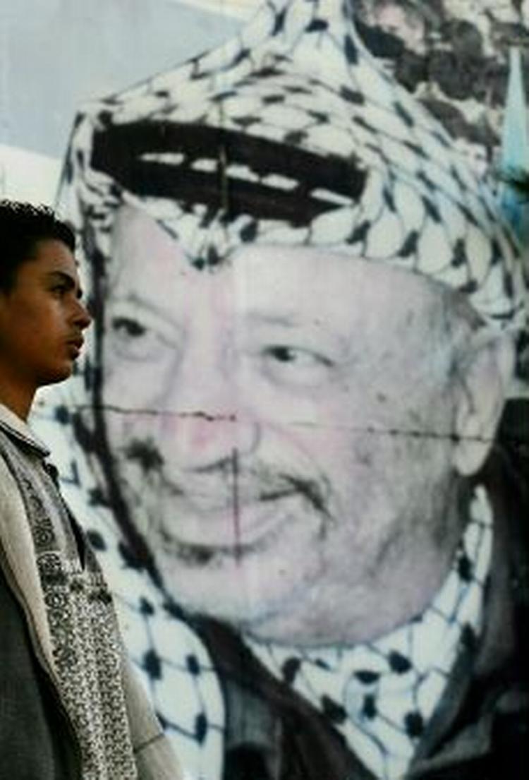 En plakat med Arafat som motiv på en mur i Gaza. - Foto: AP 