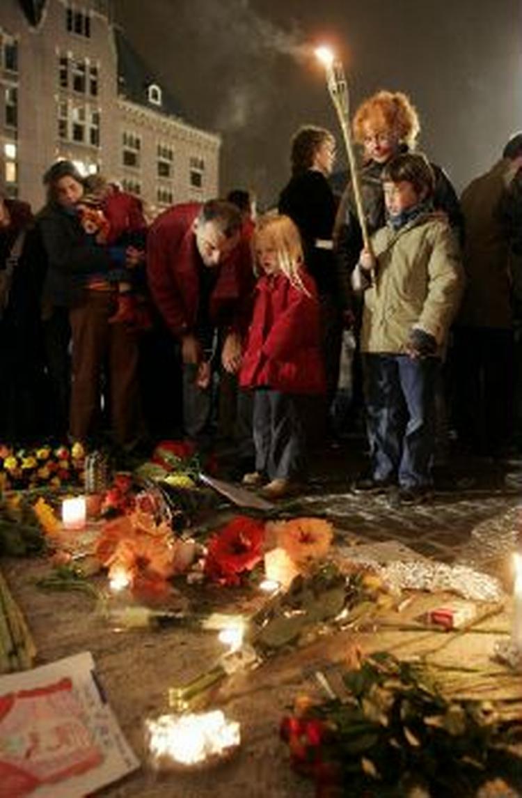 Drabet på Theo van Gogh har rystet mange hollændere, og flere stiller nu spørgsmålstegn ved landets tolerante tilgang til fremmede. - Foto: AP 