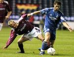 Schalkes Altintop kæmper med Hearts-spilleren Hamill (tv). Schalke spillede ikke godt, men vandt i Skotland. - Foto: AP 