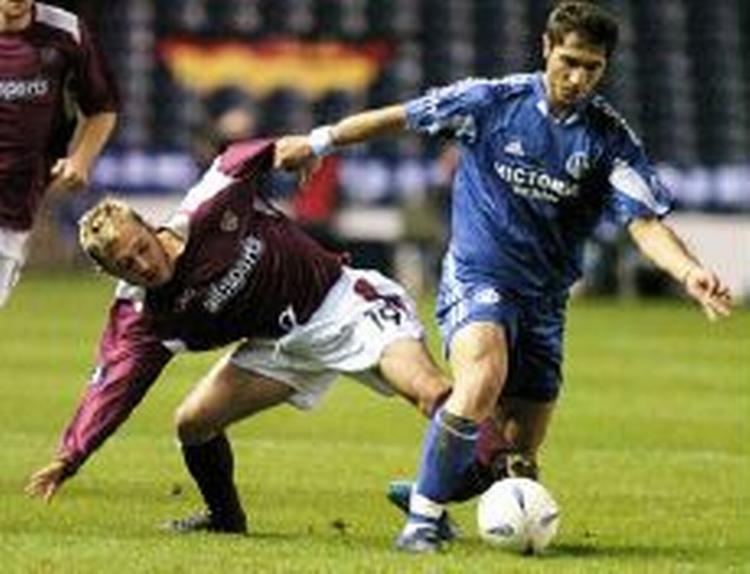 Schalkes Altintop kæmper med Hearts-spilleren Hamill (tv). Schalke spillede ikke godt, men vandt i Skotland. - Foto: AP 