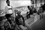 Hvert år forsøger tusinder at krydse det farlige Gibraltar Stræde mellem Marokko og Spanien. Billedet viser tre unge afrikanere i Tanger i Marokko, som venter på at have penge nok til at betale en menneskesmugler.   Arkivfoto: Th 