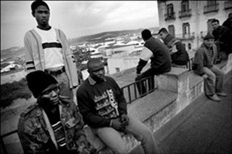 Hvert år forsøger tusinder at krydse det farlige Gibraltar Stræde mellem Marokko og Spanien. Billedet viser tre unge afrikanere i Tanger i Marokko, som venter på at have penge nok til at betale en menneskesmugler.   Arkivfoto: Th 