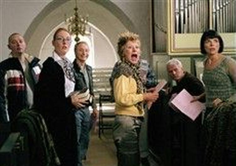 Den strandede leder af et amerikansk gospelkor Moses Jackson (Malik Yoba) får sat et sjællandsk lillebysamfund, Ristinge, på den anden ende. - Foto: Lars Høgsted 
