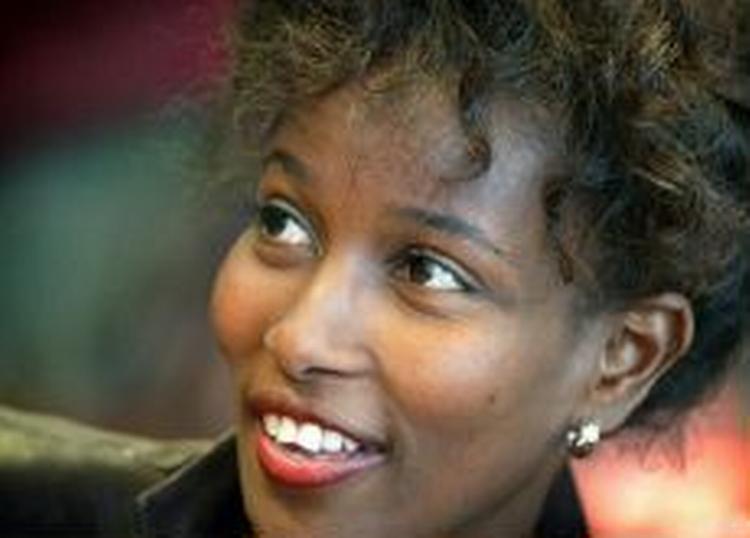34-årige Ayaan Hirsi Ali, her på et to års gammelt arkivfoto, føler skyld for filminstruktør Theo van Goghs voldsomme død i Amsterdam. - Foto: AP 