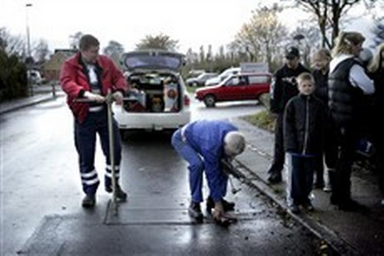 Dag tre efter katastrofen i Kolding. Alt i bydelen handlen om branden. - Foto: Lars Skaaning 