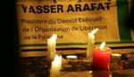 Trofaste støtter til Yassir Arafat har taget opstilling uden for Percy-militærhospitalet i Paris, hvor de med stearinlys og papskilte viser deres respekt. - Foto: AP 