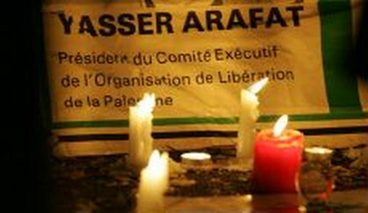 Trofaste støtter til Yassir Arafat har taget opstilling uden for Percy-militærhospitalet i Paris, hvor de med stearinlys og papskilte viser deres respekt. - Foto: AP 