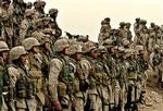 Amerikanske marineinfanterister fra US Marines 1. division stillede op til bøn på deres base uden for den oprørske by Fallujah. Byen blev bombet i går, og en stor offensiv ventes snart. - Foto: AP 