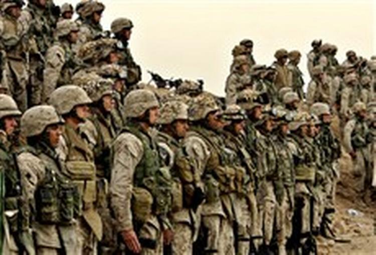 Amerikanske marineinfanterister fra US Marines 1. division stillede op til bøn på deres base uden for den oprørske by Fallujah. Byen blev bombet i går, og en stor offensiv ventes snart. - Foto: AP 