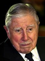 Efter hans amerikansk støttede militærkup i 1973 blev op mod 4.000 mennesker dræbt og tusinder tortureret, fængslet, tvangsforflyttet eller sendt i eksil. Billedet af Pinochet er fra 2000.   Foto: Santiago Llanquin/AP 