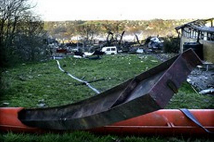 Flere parcelhuse omkring eksplosionsstedet i Kolding er udbrændte.   Foto: Lars Skaaning 