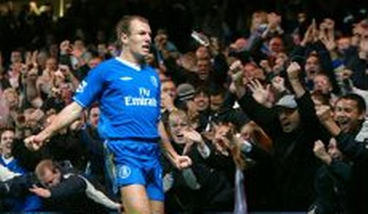 Arjen Robbens mål har bragt Chelsea på førstepladsen i Premier League. - Foto: AP 