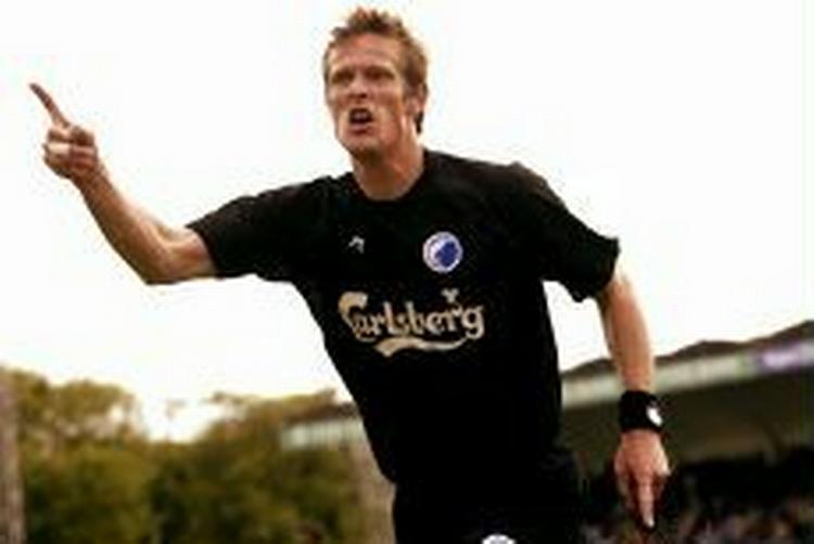 Flemming Østergaard vil udskifte Carlsberg reklamen med noget andet til kampen mod Tromsø. Men hvad vil han ikke afsløre endnu. - Foto: Claus Bonnerup 