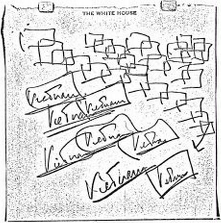 John F. Kennedys kruseduller. Vietnam skrevet otte gange. Og kister? Kors? 