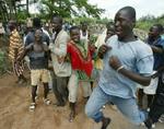 Tusindvis af indbyggere i hovedstaden Abidjan er rykket ud i gaderne for at protestere mod Frankrig. - Foto: AP 