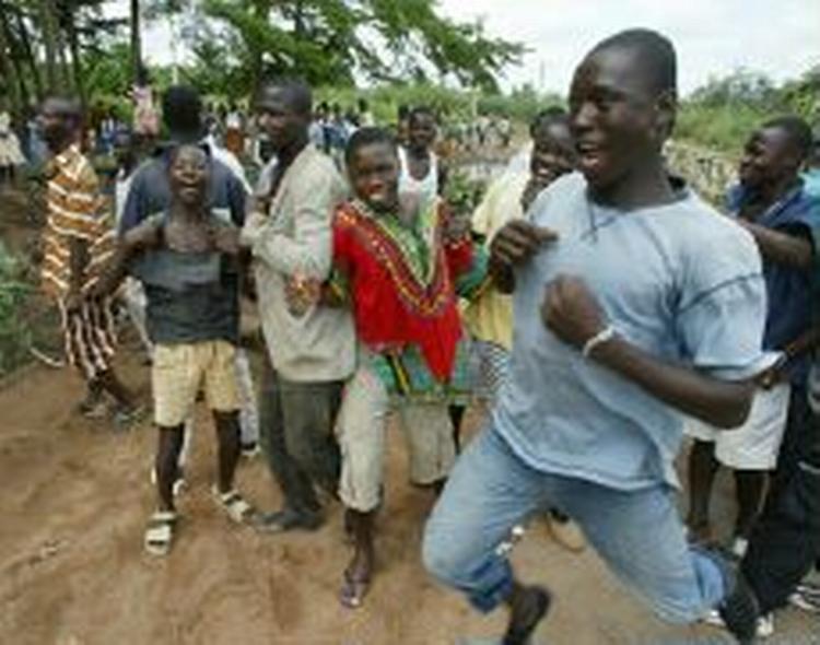 Tusindvis af indbyggere i hovedstaden Abidjan er rykket ud i gaderne for at protestere mod Frankrig. - Foto: AP 
