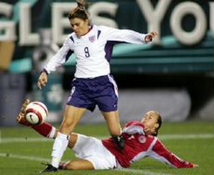 USAs Mia Hamm forsøger at komme forbi danske Bettina Falk. - Foto: AP 