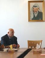 Ahmed Qurie sidder her ved siden af den plads, der normalt tilhører Yassir Arafat. - Foto: AP 