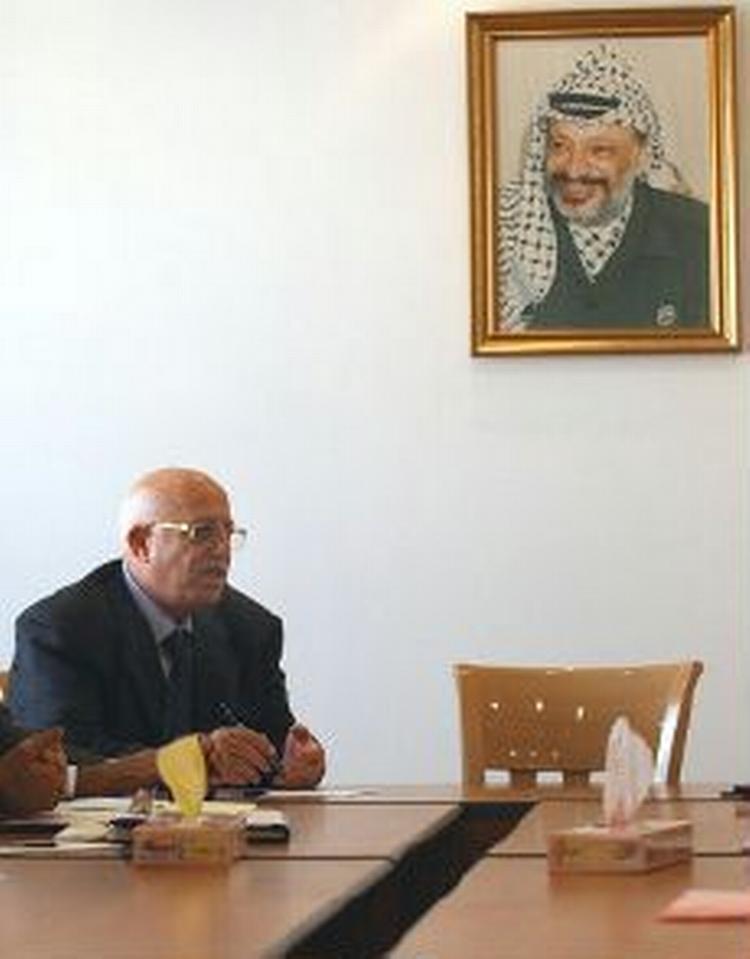 Ahmed Qurie sidder her ved siden af den plads, der normalt tilhører Yassir Arafat. - Foto: AP 