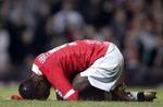 Manchester United's Louis Saha bider i græsset efter en brændt chance i lokalopgøret. - Foto: AP 