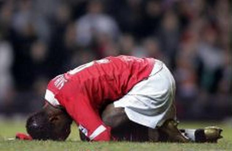 Manchester United's Louis Saha bider i græsset efter en brændt chance i lokalopgøret. - Foto: AP 