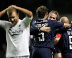FCK-målscorer Hjalte Nørregaard græmmede sig forståeligt, mens AGF erne festede, efter at dramaet i Parken var forbi og sejren var i hus.   Foto: Jens Dresling 