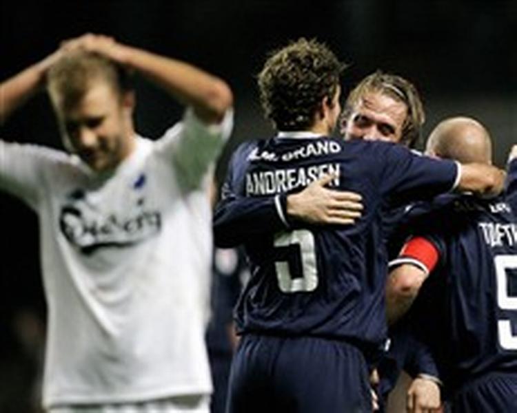 FCK-målscorer Hjalte Nørregaard græmmede sig forståeligt, mens AGF erne festede, efter at dramaet i Parken var forbi og sejren var i hus.   Foto: Jens Dresling 