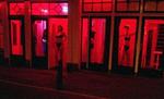 De russiske prostituerede i Finland er ikke helt så synlige som luderne i Red Light District i Amsterdam, hvorfra dette billede stammer.   Foto: Peter Dejong/AP 