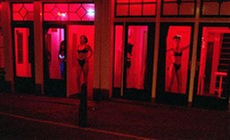 De russiske prostituerede i Finland er ikke helt så synlige som luderne i Red Light District i Amsterdam, hvorfra dette billede stammer.   Foto: Peter Dejong/AP 