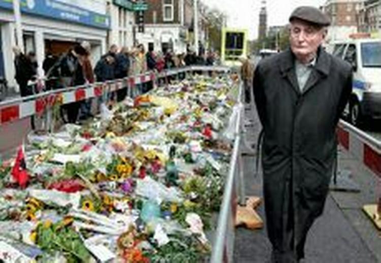 Mens højreradikale marcherer mod muslimerne nøjes andre hollændere med at lægge blomster dér, hvor Theo van Gogh blev myrdet i Amsterdam. - Foto: AP 