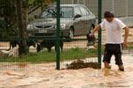 En mand forsøger at komme over en gade i forstaden Aspropyrgos i det vestlige Athen. - Foto: AP 