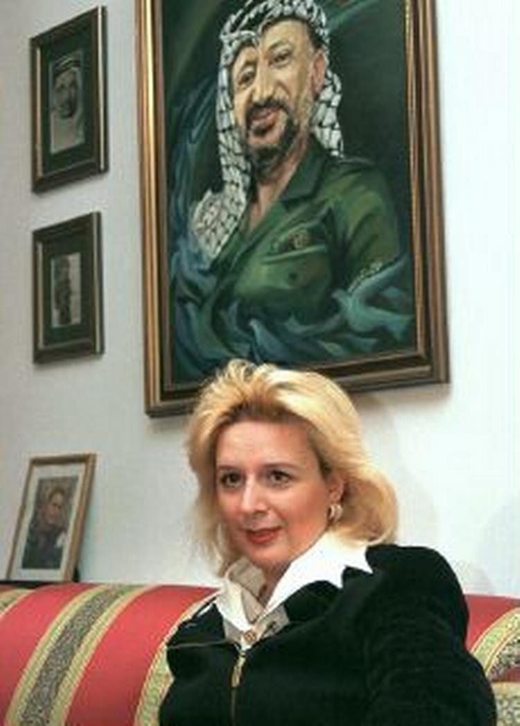Suha Arafat foran et billede af sin mand. - Arkivfoto: AP 